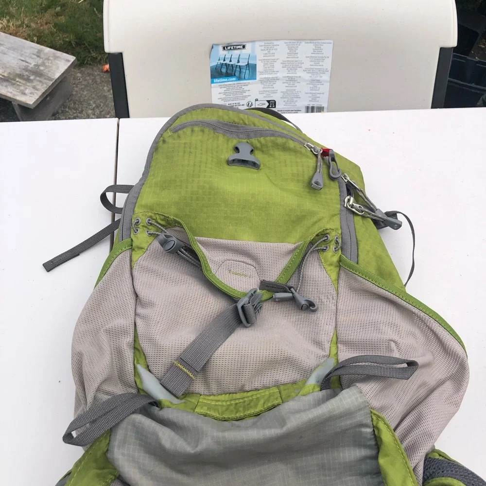 REI Rucksack Hydration Men’s Green and Gray Camping Backpack